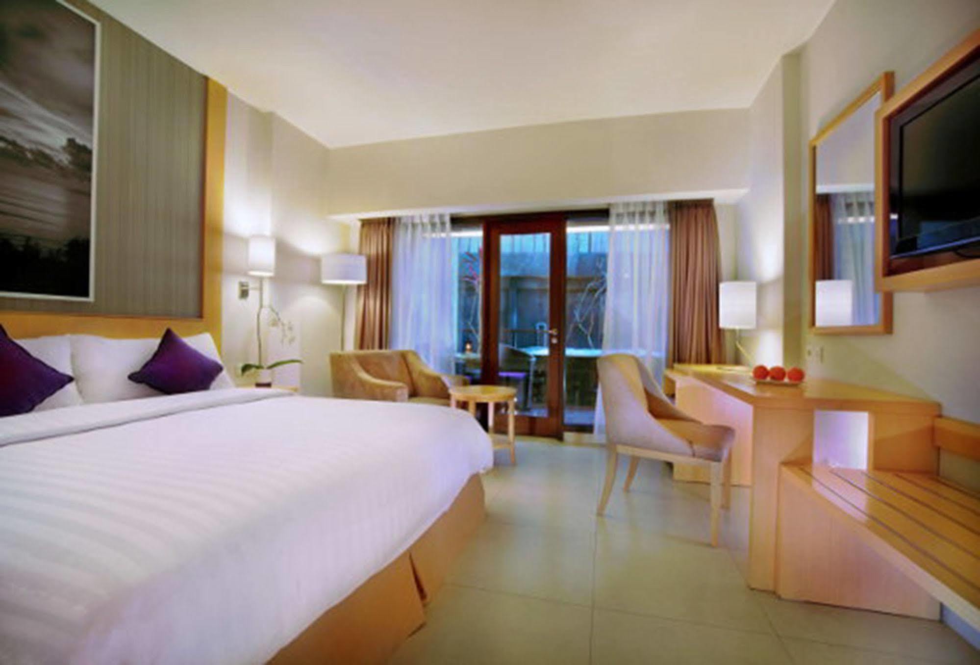 Quest Hotel Kuta By Aston Extérieur photo